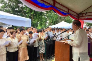 Iloilo guv administers oath of office to 480 new village execs